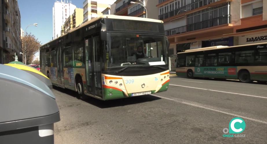 Un autobús de la linea plaza de España-Cortadura por la Avenida de Cádiz