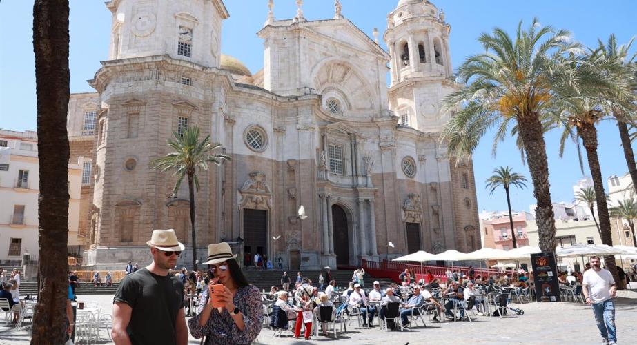 Turistas en la plaza de la Catedral de Cádiz