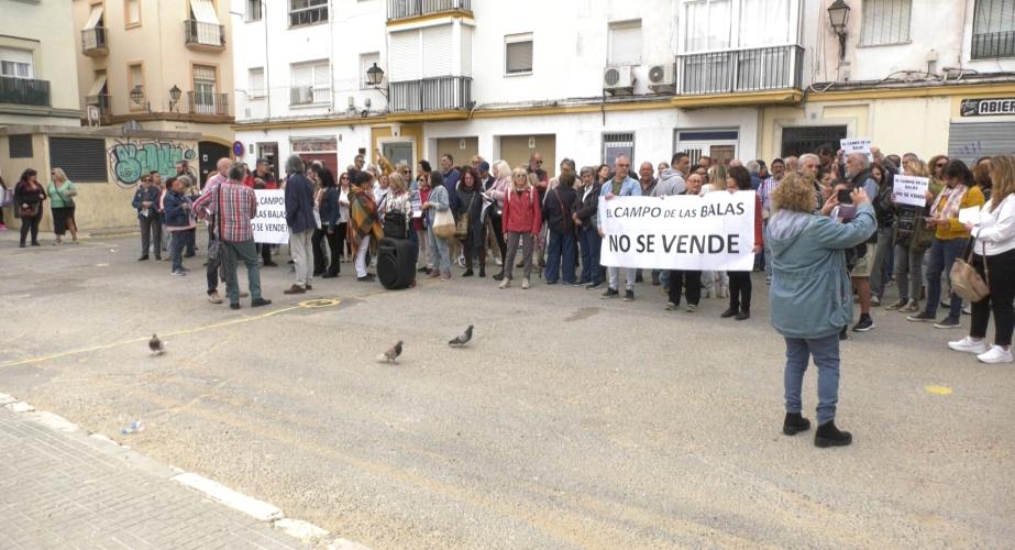 Vecinos protagonizan este viernes una protesta contra la venta del Campo de las Balas