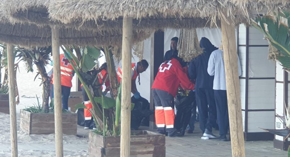 Miembros de Protección Civil y Cruz Roja socorren algunos de los desembarcados quienes fueron atendidos en los locales bajos del Paseo Marítimo