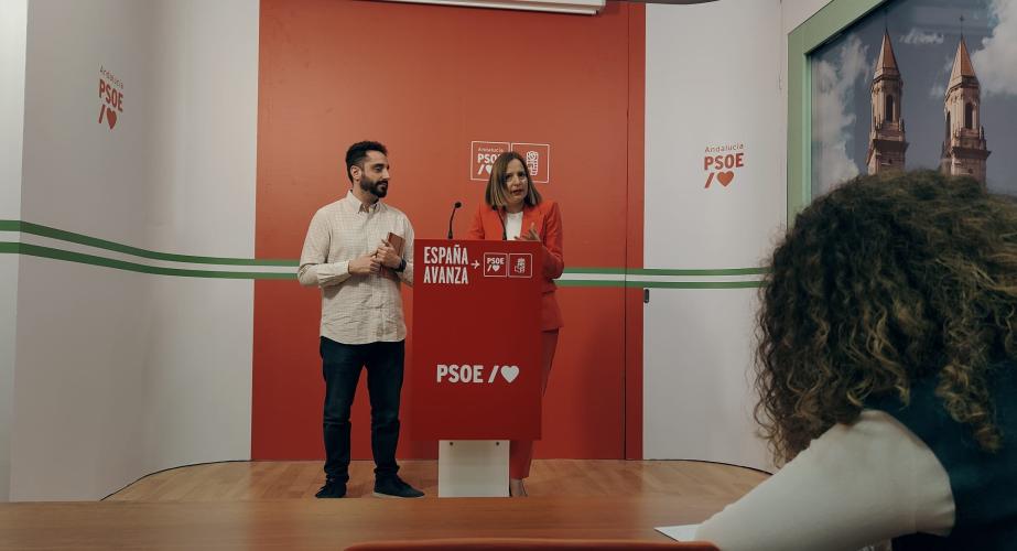 La secretaria de Organización del PSOE de Cádiz y portavoz del Grupo Socialista en la Diputación, Ana Carrera, unto al secretario general de JSA, Dani Perea, en rueda de prensa. 
