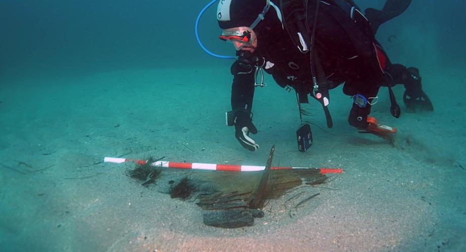Un submarinista examina restos de un pecio en una image de archivo