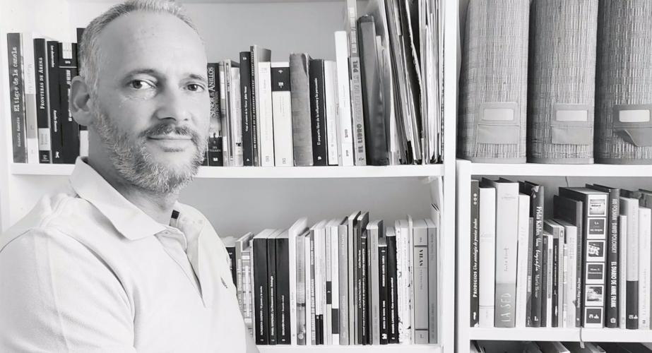 El escritor del poemario 'La Arquitectura de la luz', Daniel Alcázar