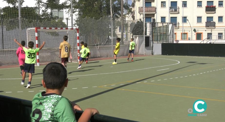 El poliderportivo Cándido Andrés en Puntales acoge la primera cita de 'Fútbol en los Barrios'.