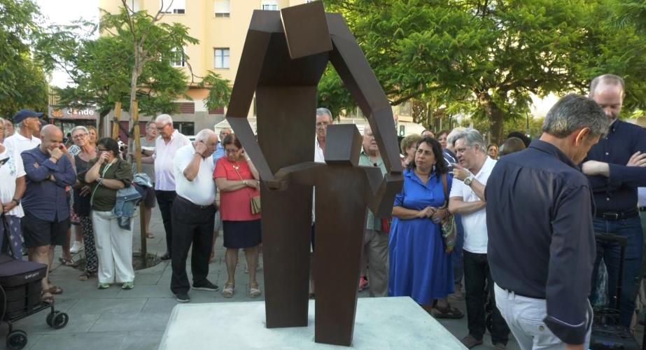 La escultura está realizada por el artista autodidacta leonés Javier Robles.