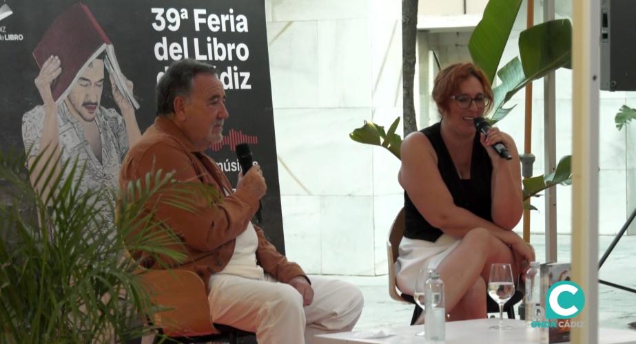 El escritor Jesús Maeso presenta su libro en la Feria del Libro de Cádiz. 