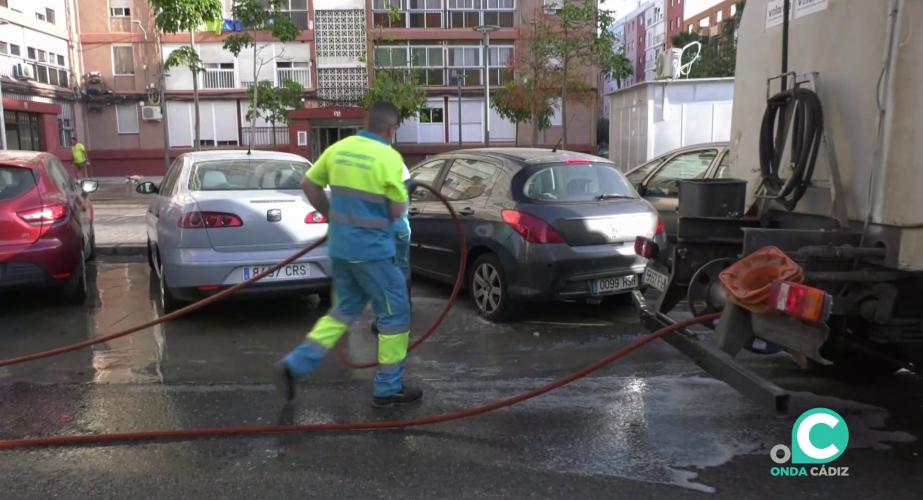 Baldeo en una de las calles de la capital gaditana