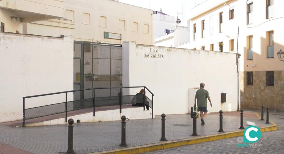 Imagen de la fachada del centro escolar Caleta. 