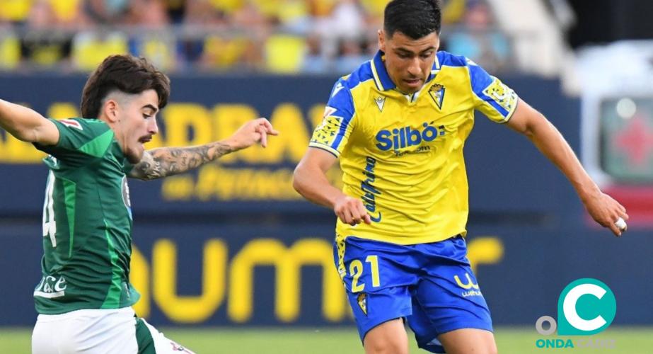 Tomas Alarcón en una acción del encuentro (Foto: Cádiz CF)