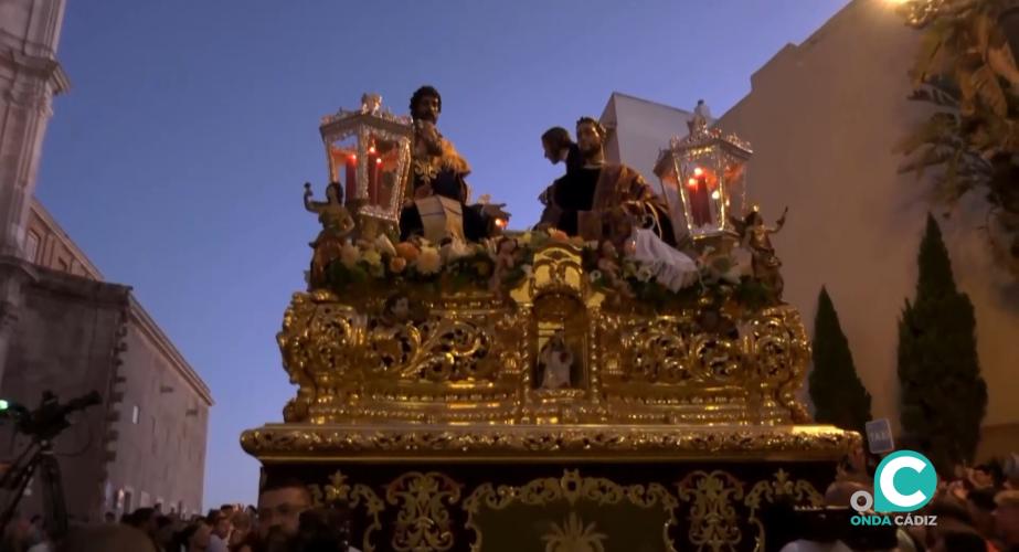 Imagen de la salida extraordinaria del misterio de la hermandad de la Sagrada Cena por las calles de Cádiz. 