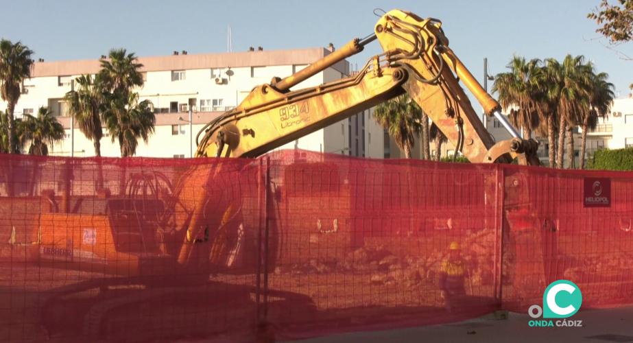 Maquinaria en el solar donde se levantarán las nuevas construcciones en la avenida Marconi