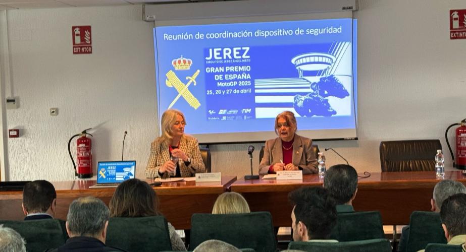 La delegada de la Junta en Cádiz, Mercedes Colombo, y la subdelegada del Gobierno en Cádiz, Blanca Flores, presiden la mesa técnica con motivo de la celebración del Gran Premio de España MotoGP.