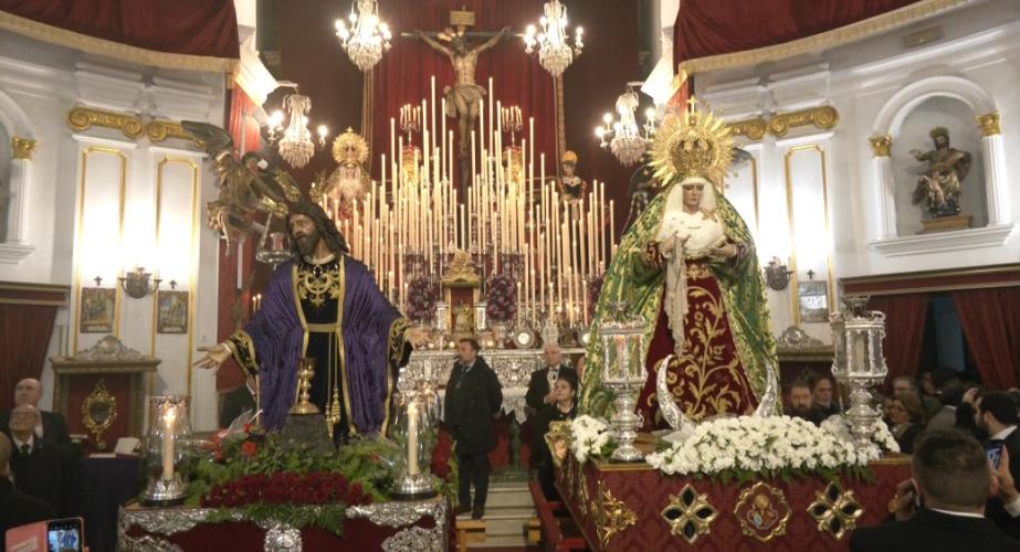 La iglesia de la Palma, parada obligada por la lluvia, en el traslado de los titulares de la Oración del Huerto a Capuchinos.