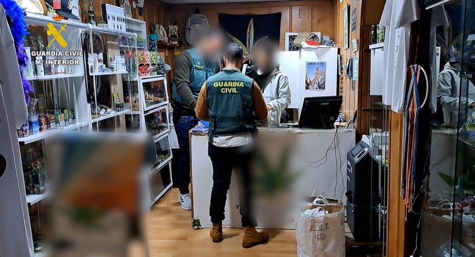 Un agente de la Guardia Civil en uno de los locales de venta de marihuana registrados en una operación en Cádiz