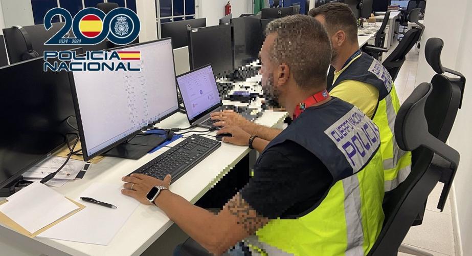 Agentes especializados en ciberdelitos en una imagen de archivo
