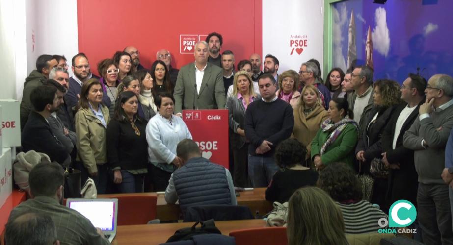 El dirigente socialista en la rueda de prensa de este lunes arropado por sus seguidores
