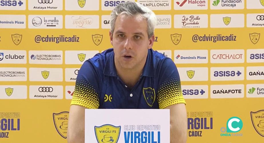 El técnico gaditano en rueda de prensa tras el partido del pasado domingo en el Pabellón Ciudad de Cádiz