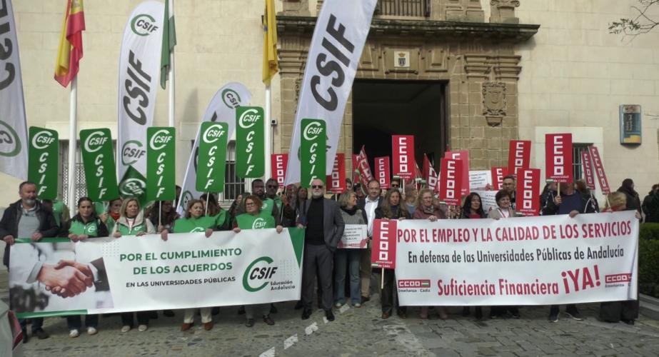 Un momento de la movilización este jueves ante la sede del rectorado