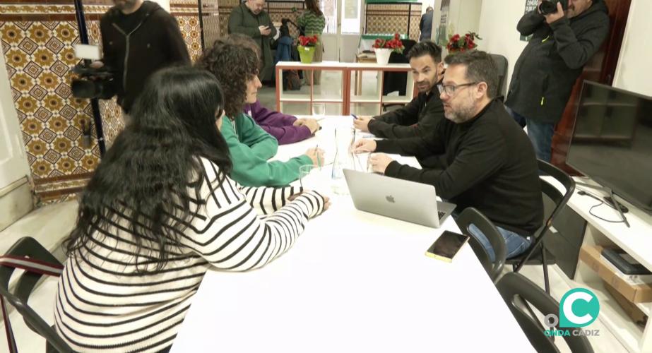 Dirigentes de la formación reunidos con representantes sindicales de USTEA y de la Coordinadora de la Escuela Pública