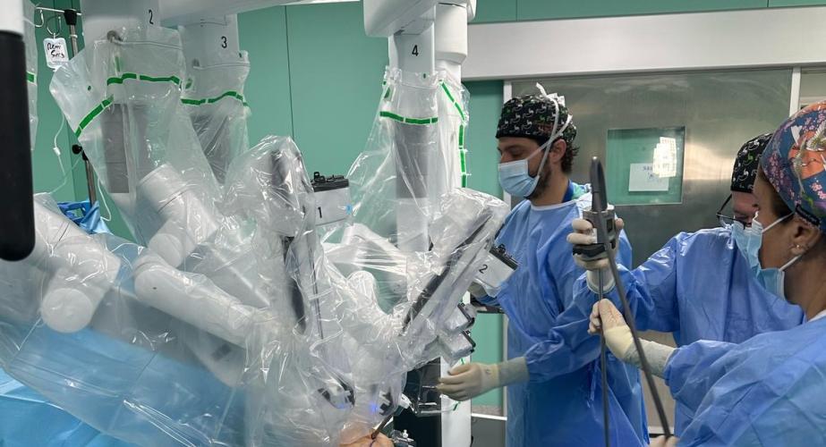 En 2022, la unidad de Cirugía Esofagogástrica y Bariátrica incorporó el abordaje robótico para patología no oncológica,