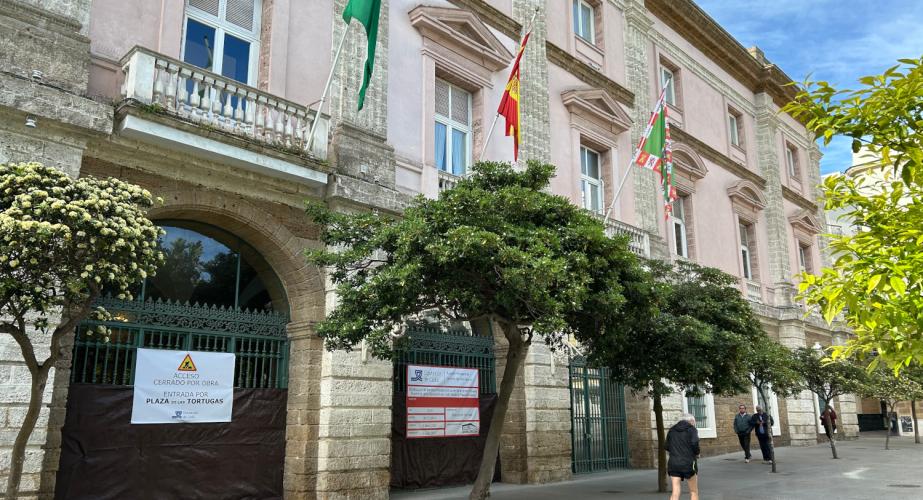 Durante un plazo aproximado de tres meses, el acceso principal queda clausurado al público mientras se lleva a cabo esta intervención.