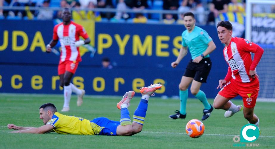Zaldua en una acción con Arribas (Foto: LaLiga)