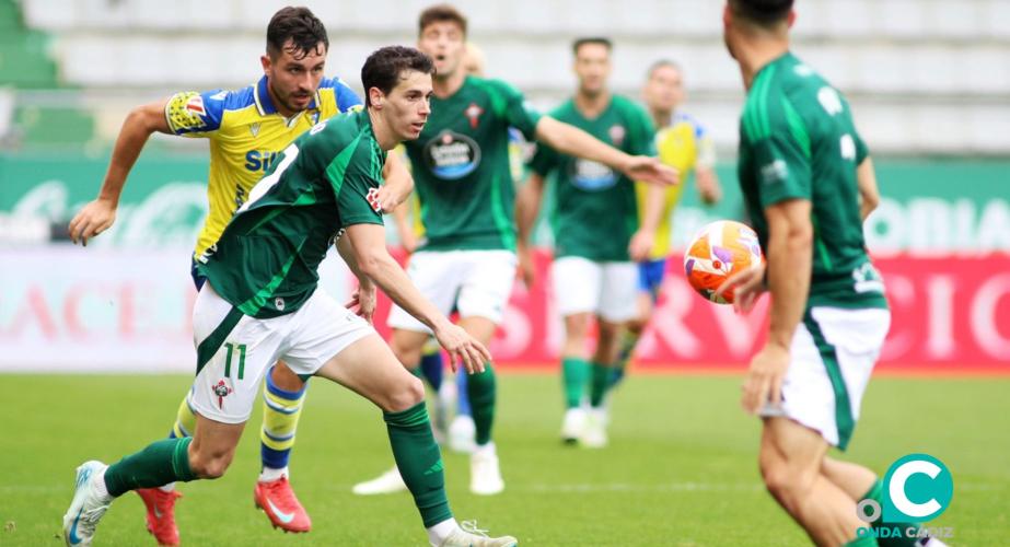 Chust en una acción del encuentro ante varios jugadores del Racing de Ferrol (Foto: LaLiga)