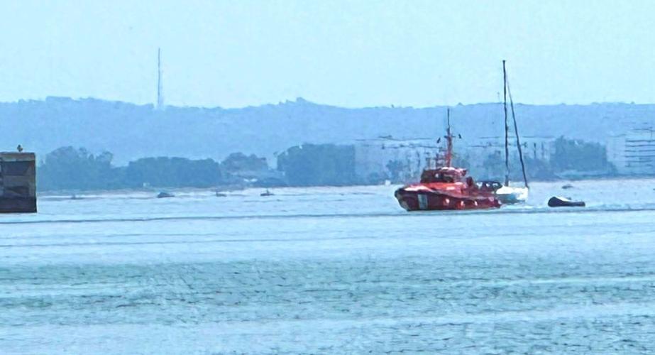 Rescate en la mañana de este sábado de una patera cerca de La Caleta en la que viajaban 15 personas. 