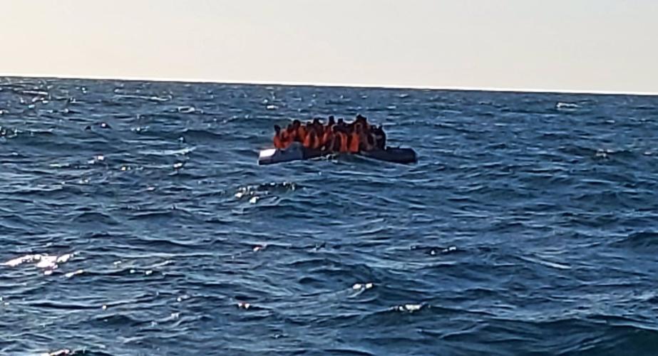 Embarcación neumática con una veintena de migrantes rescatada por Salvamento Marítimo en Cádiz.