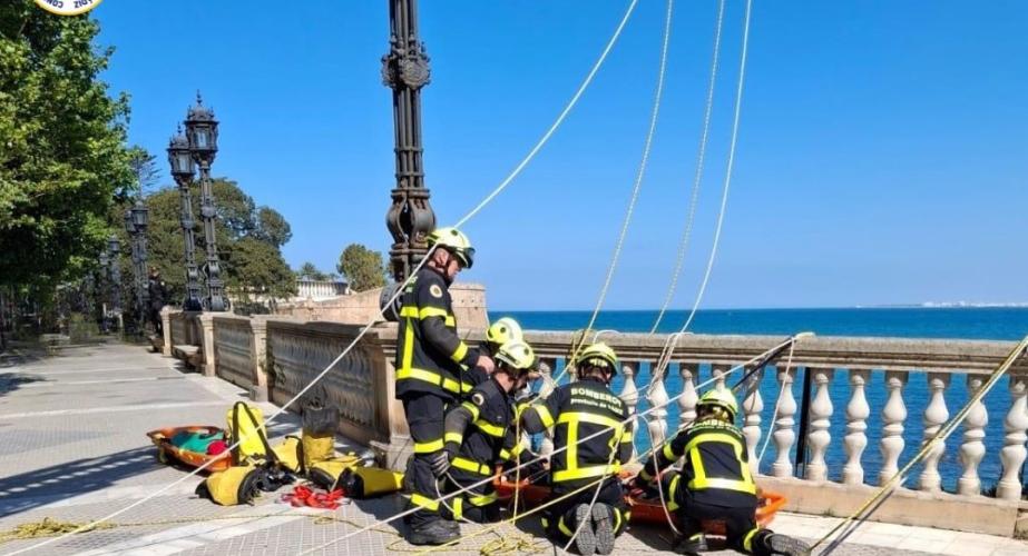 Bomberos, Policía Nacional, Policía Local y 061 han participado en el rescate. 