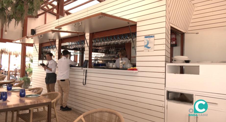 El chiringuito Tirabuzón, ubicado en la playa de Santa María del Mar, en pleno servicio de comida.