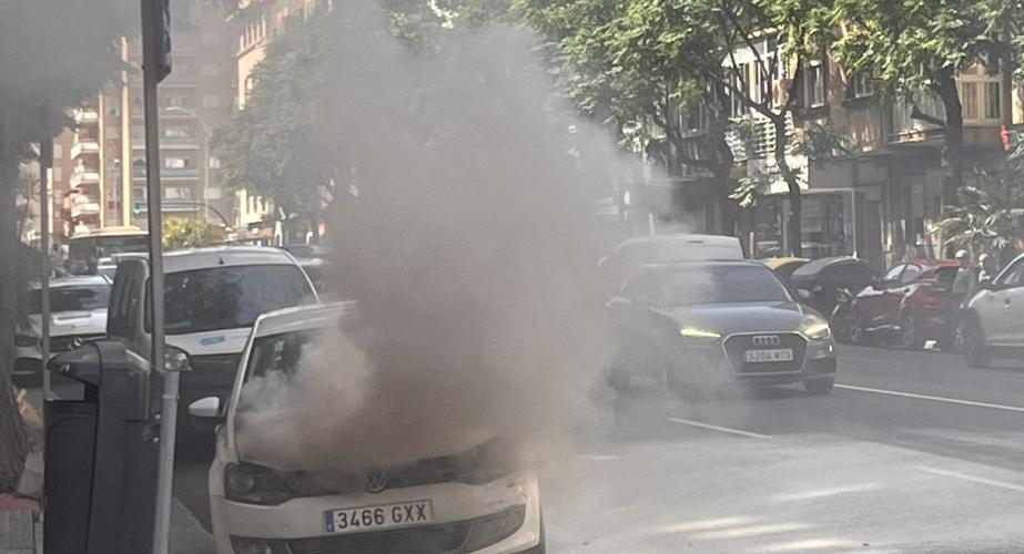 Un coche sale ardiendo en la avenida Cayetano del Toro.