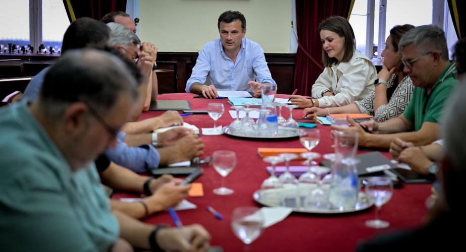 El alcalde de Cádiz, Bruno García, y la teniente de alcalde de Fiestas del Ayuntamiento, Beatriz Gandullo, han presidido el Consejo de Participación de COAC. 