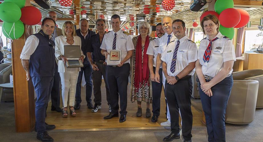Autoridades junto con resposables del navio en el acto de reconocimiento
