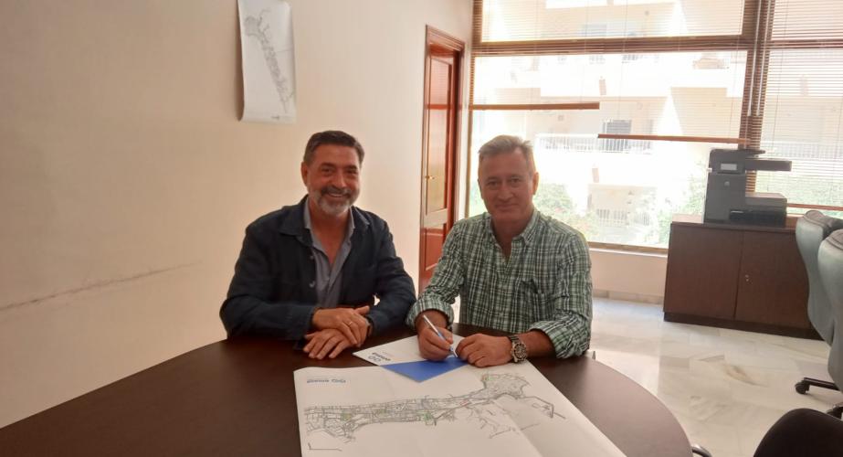 El presidente de Emasa Cádiz, José Manuel Verdulla con el nuevo responsable de la empresa municipal de movilidad