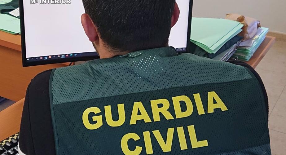 Un agente de la Guardia Civil mira la pantalla de un ordenador.