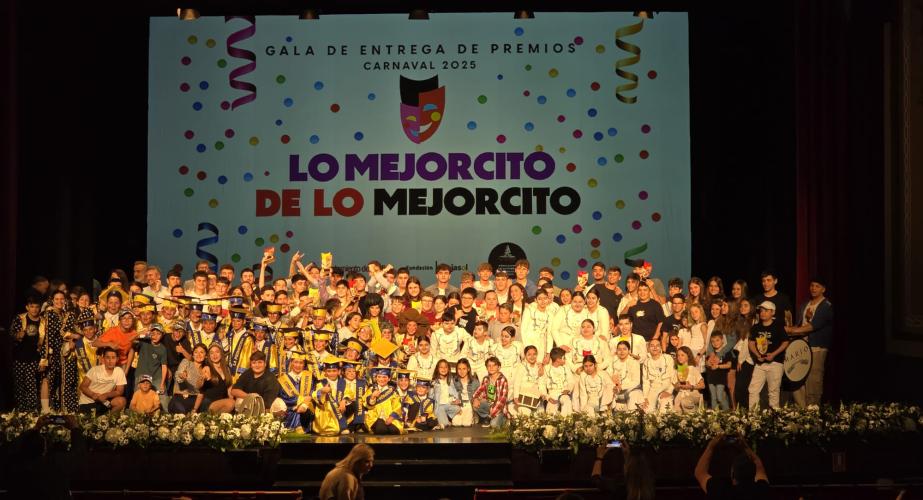 Todos los galardonados de la segunda edición de 'Lo Mejorcito de lo Mejorcito' posando en una foto de familia. 