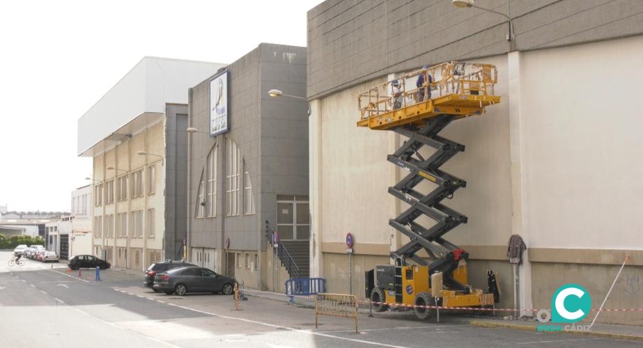 Operarios realizando trabajos de mejora en la fachada del Complejo Deportivo Ciudad de Cádiz. 