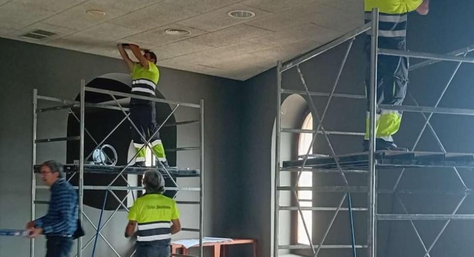 Operarios en las reformas del edificio