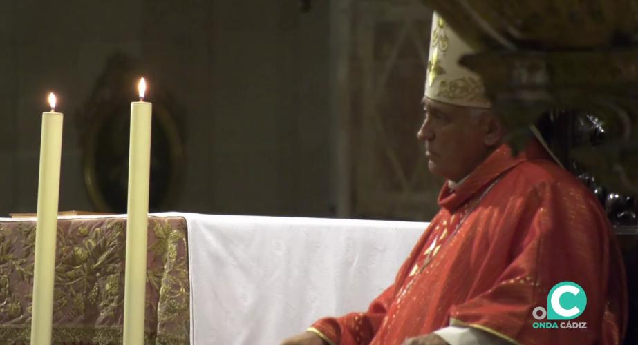 El Obispo de Cádiz, Rafael Zornoza, durante una celebración religiosa en la Catedral.