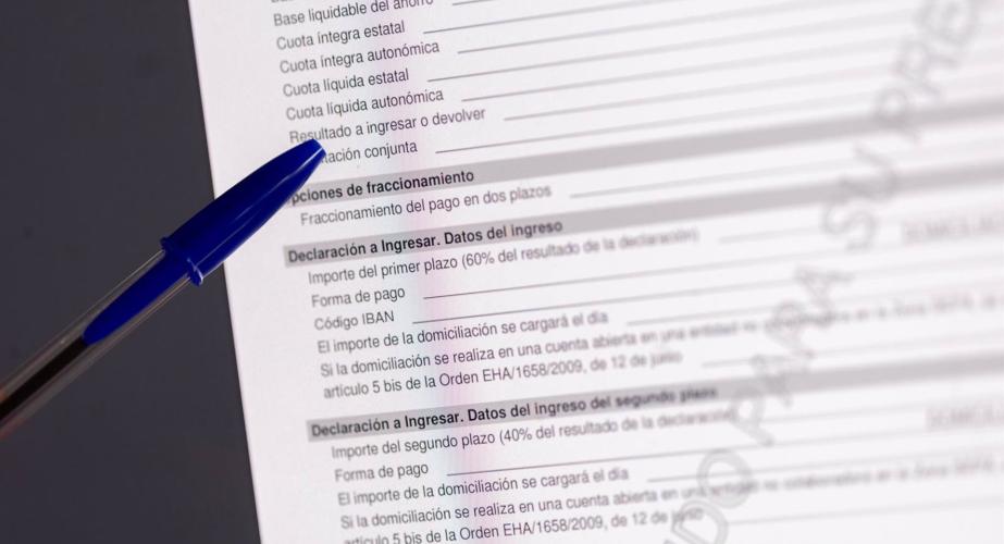 Una persona cumplimenta la declaración de la Renta.
