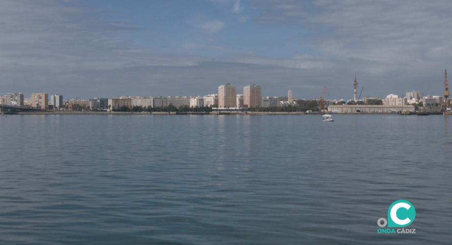 Una de las vistas de la ciudad de Cádiz desde el mar a bordo del Pura Vida.