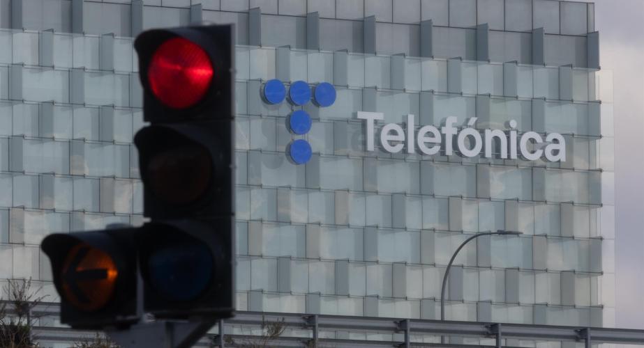 Fachada de la sede de Telefónica, en Madrid.