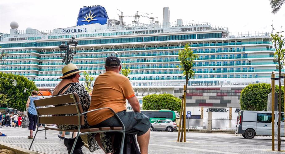 Turistas de un navio anclado en el puerto de Cádiz en una imagen de archivo