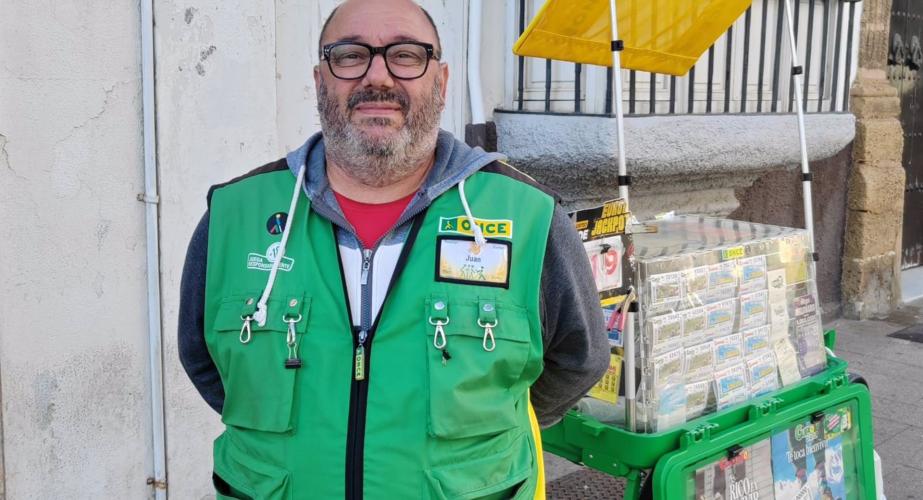 El vendedor isleño que ha llevado la suerte a su localidad