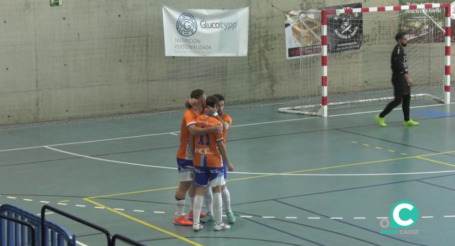 Jugadores locales celebran un tanto en el Pabellón del Casco Histórico