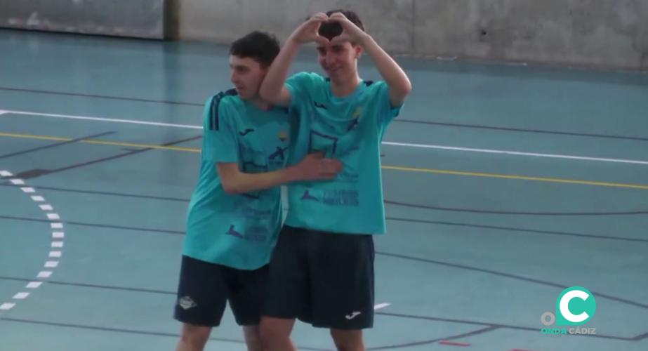 Jugadores gaditanos celebran un gol obtenido en un encuentro en el pabellón del Casco Histórico