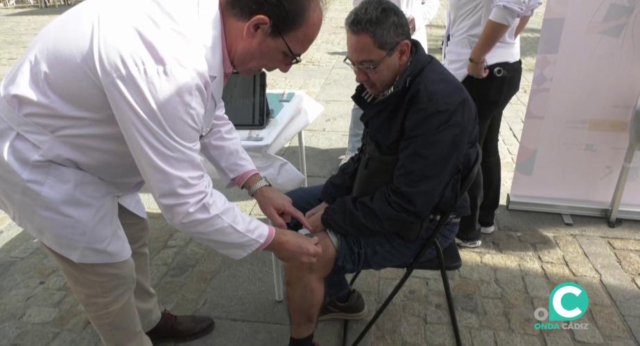 Un facultativo explora a uno de los participantes de la jornada en la plaza de la Catedral