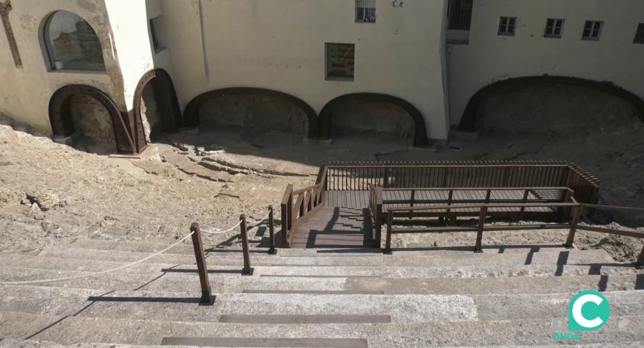Detalle de las gradas del monumento en el barrio del Pópulo