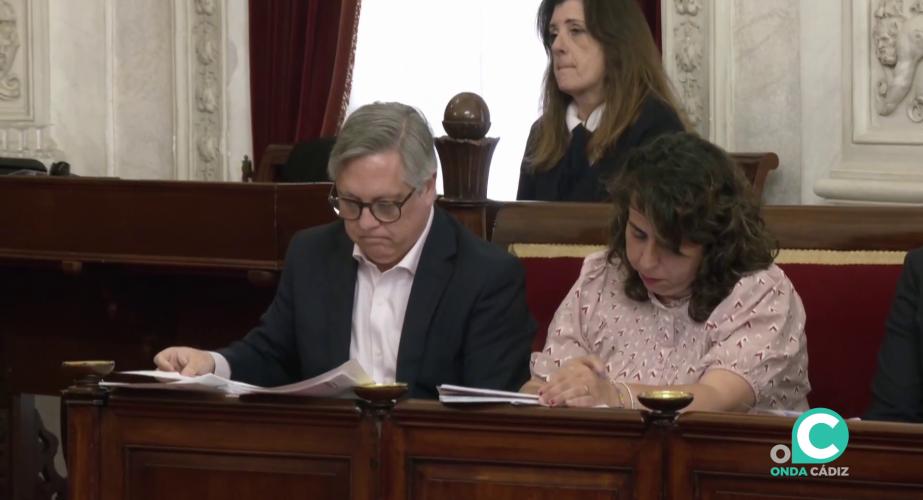 El portavoz socialista en el Ayuntamiento de Cádiz, Óscar Torres durante un Pleno